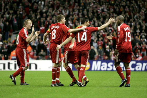 11일 오전(한국시간) 안필드에서 열린 2008/2009 유럽축구연맹(UEFA) 챔피언스리그 16강 2차전 리버풀과 레알 마드리드의 경기에서 스티븐 제라드가 득점에 성공한 뒤 동료들과 함께 기뻐하고 있다. 