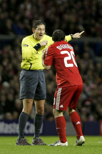 11일 오전(한국시간) 안필드에서 열린 2008/2009 유럽축구연맹(UEFA) 챔피언스리그 16강 2차전 리버풀과 레알 마드리드의 경기에서 주심이 리버풀의 MF 하비에르 마스체라노의 판정에 항의하고 있다. 