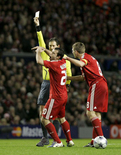 11일 오전(한국시간) 안필드에서 열린 2008/2009 유럽축구연맹(UEFA) 챔피언스리그 16강 2차전 리버풀과 레알 마드리드의 경기에서 리버풀의 하비에르 마스체라노(앞)이 옐로우 카드를 받자 주장 제라드가 주심에게 항의하고 있다. 