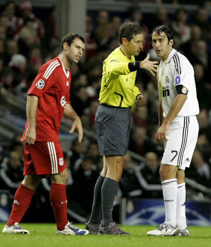 11일 오전(한국시간) 안필드에서 열린 2008/2009 유럽축구연맹(UEFA) 챔피언스리그 16강 2차전 리버풀과 레알 마드리드의 경기에서 대화를 나누는 라울과 주심을 하비에르 마스체라노가 바라보고 있다. 