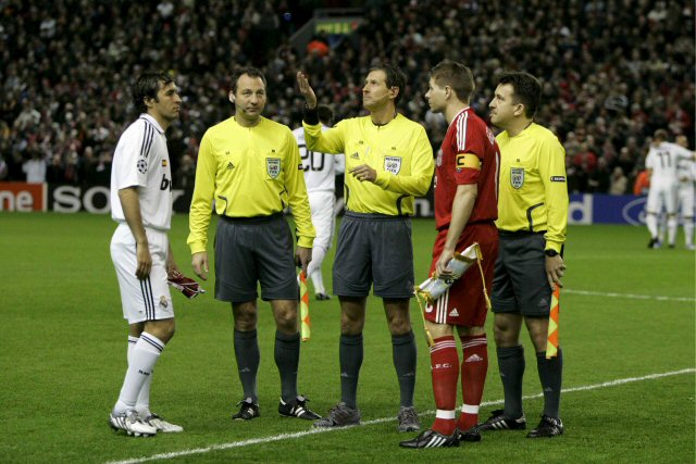 11일 오전(한국시간) 안필드에서 열린 2008/2009 유럽축구연맹(UEFA) 챔피언스리그 16강 2차전 리버풀과 레알 마드리드의 경기를 앞두고 동전 던지기로 양팀의 전반 진영을 결정하고 있다. 