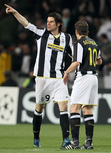 10일(현지 시간) 이탈리아 토리노 올림피코스타디오서 열린 2008-09시즌 UEFA 챔피언스리그 16강 2차전 첼시 대 유벤투스와의 경기에서 이아퀸타(유벤투스, 왼쪽)가 선제골을 터트린 후 세리머니를 선보이고 있다. 이날 경기에서 양팀은 2 대 2로 비겼지만 첼시가 1승1무로 우위를 지켜 8강에 진출했다. 