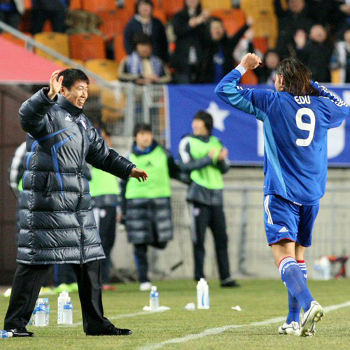 11일 수원월드컵경기장에서 벌어진 2009 AFC 챔피언스리그 조별리그 G조 1차전 가시마 앤틀러스와 수원 삼성과의 경기에서 팀 두번째 골을 넣은 수원 에두(오른쪽)가 차범근 감독과 함께 기뻐하고 있다. 