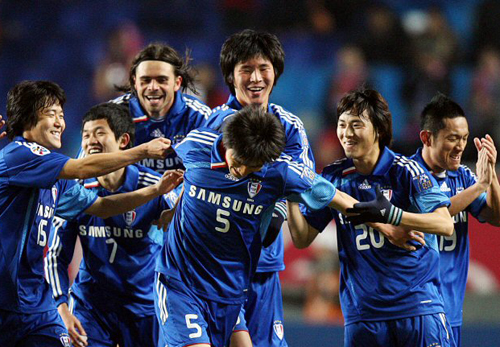   11일 오후 수원월드컵경기장에서 열린 2009 AFC 챔피언스리그 수원 삼성과 가시마 앤틀러스의 경기에서 수원 리웨이펑이 첫골을 넣은 뒤 수원삼성이 기뻐하고 있다. 