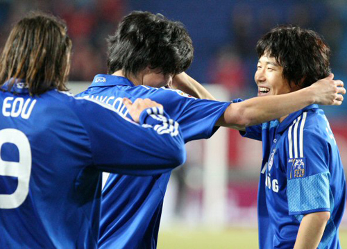   11일 수원월드컵경기장에서 벌어진 2009 AFC 챔피언스리그 조별리그 G조 1차전 가시마 앤틀러스와 수원 삼성과의 경기에서 수원 홍순학(오른쪽)이 후반 팀 세번째 골을 성공시킨 뒤 동료들과 기뻐하고 있다. 