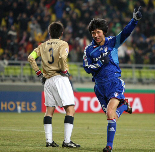   11일 오후 수원월드컵경기장에서 열린 2009 AFC 챔피언스리그 수원 삼성과 가시마 앤틀러스의 경기에서 수원 박현범이 골을 성공시킨 뒤 환호하고 있다. 