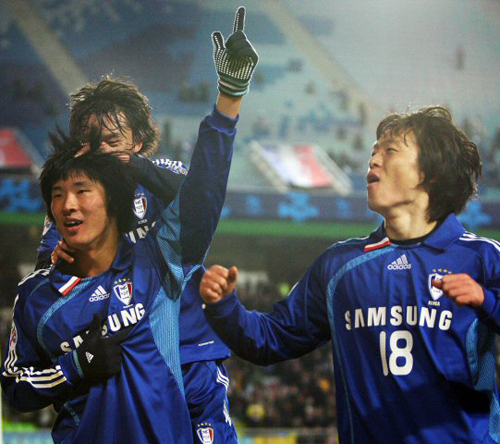   11일 오후 수원월드컵경기장에서 열린 2009 AFC 챔피언스리그 수원 삼성과 가시마 앤틀러스의 경기에서 수원 삼성이 박현범이 골을 성공시킨 뒤 기뻐하고 있다. 