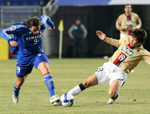  11일 수원월드컵경기장에서 벌어진 2009 AFC 챔피언스리그 조별리그 G조 1차전 가시마 앤틀러스와 수원 삼성과의 경기에서 수원 에두(왼쪽)가 가시마 마사히코 이노하와 볼 다툼을 벌이고 있다. 