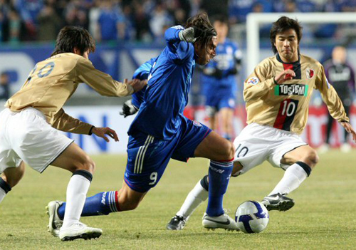   11일 수원월드컵경기장에서 벌어진 2009 AFC 챔피언스리그 조별리그 G조 1차전 가시마 앤틀러스와 수원 삼성과의 경기에서 수원 에두(가운데)가 가시마 수비수들 사이를 돌파하고 있다. 