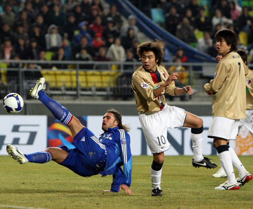  11일 오후 수원월드컵경기장에서 열린 2009 AFC 챔피언스리그 수원 삼성과 가시마 앤틀러스의 경기에서 수원 에두가 슛을 시도하고 있다. 