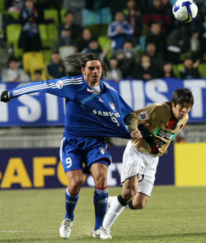   11일 수원월드컵경기장에서 벌어진 2009 AFC 챔피언스리그 조별리그 G조 1차전 가시마 앤틀러스와 수원 삼성과의 경기에서 수원 에두(왼쪽)와 가시마 마사히코 이노하가 볼 다툼을 벌이고 있다. 