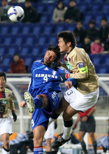  11일 수원월드컵경기장에서 벌어진 2009 AFC 챔피언스리그 조별리그 G조 1차전 가시마 앤틀러스와 수원 삼성과의 경기에서 수원 에두(왼쪽)와 가시마 다이키 이와마사가 공중 볼 다툼을 벌이고 있다. 