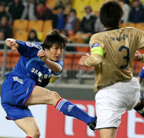   11일 수원월드컵경기장에서 벌어진 2009 AFC 챔피언스리그 조별리그 G조 1차전 가시마 앤틀러스와 수원 삼성과의 경기에서 수원 리웨이펑(왼쪽)이 팀 첫번째 골을 성공시키고 있다. 