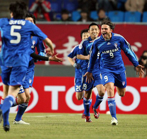   11일 오후 수원월드컵경기장에서 열린 2009 AFC 챔피언스리그 수원 삼성과 가시마 앤틀러스의 경기에서 수원 에두가 골을 성공시킨 뒤 환호하며 달리고 있다. 