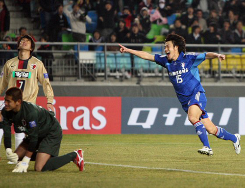  11일 오후 수원월드컵경기장에서 열린 2009 AFC 챔피언스리그 수원 삼성과 가시마 앤틀러스의 경기에서 수원 홍순학이 골을 성공시킨 뒤 환호하고 있다. 