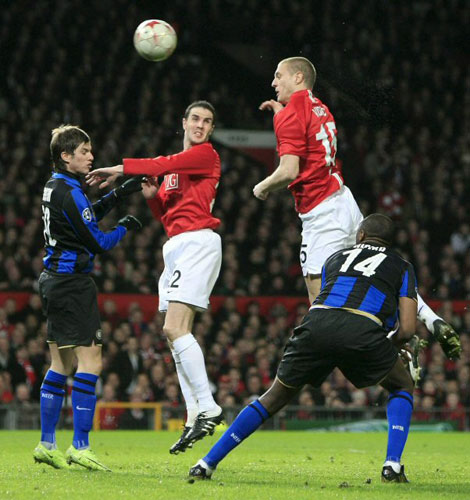 12일(한국시간) 영국 맨체스터 올드트래퍼드에서 치러진 2008-2009 유럽축구연맹(UEFA) 챔피언스리그 맨체스터 유나이티드와 인테르 밀란의 16강 2차전 경기에서 맨유의 비디치가 강력한 헤딩골로 선제골을 터뜨리고 있다. 