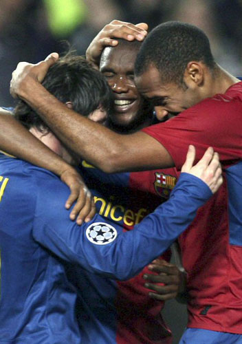 12일(한국시간) 스페인 바르셀로나의 캄프 누 경기장에서 열린 챔피언스리그 16강 2차전 FC 바르셀로나와 올림피크 리옹 경기에서 골을 터뜨린 메시가 앙리와 에투의 축하를 받고 있다. 