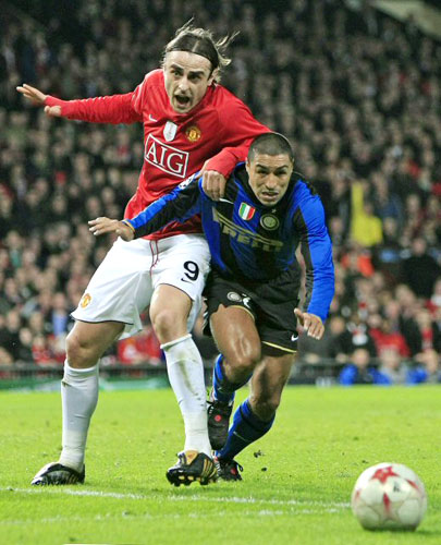 12일(한국시간) 영국 맨체스터 올드트래퍼드에서 치러진 2008-2009 유럽축구연맹(UEFA) 챔피언스리그 맨체스터 유나이티드와 인테르 밀란의 16강 2차전 경기에서 맨유의 디미타르 베르바토프가 이반 코르도바의 볼 싸움을 벌이고 있다. 