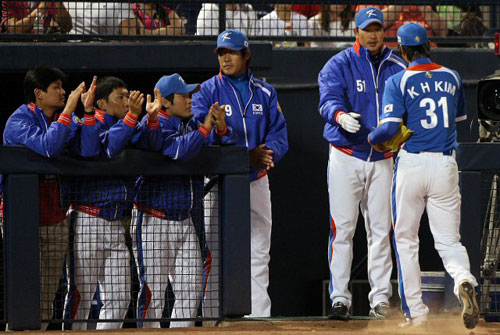 12일(한국시간) 미국 애리조나주 피오리아 스포츠컴플렉스에서 열린 WBC 대표팀과 메이저리그 샌디에이고 파드리스와의 연습경기에서 선발투수로 나왔던 김광현이 3실점하며 마운드에서 내려오자 동료들이 격려해주고 있다. 