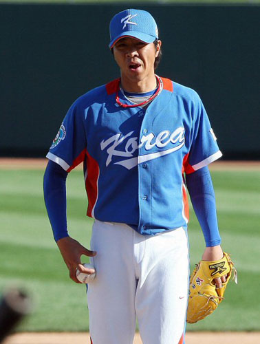  13일(한국시간) 미국 애리조나주 글렌데이 카멜백 랜치 스타디움에서 열린 WBC 대표팀과 메이저리그 LA 다저스 연습경기 8회말 2사 주자만루에서 임창용이 다저스 후친렁에게 중전안타를 허용하며 2-4 역전을 허용 후 아쉬워하고 있다. 