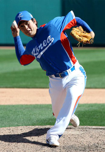 13일(한국시간) 미국 애리조나주 글렌데이 카멜백 랜치 스타디움에서 열린 WBC 대표팀과 메이저리그 LA 다저스의 연습경기에서 정대현이 역투하고 있다. 