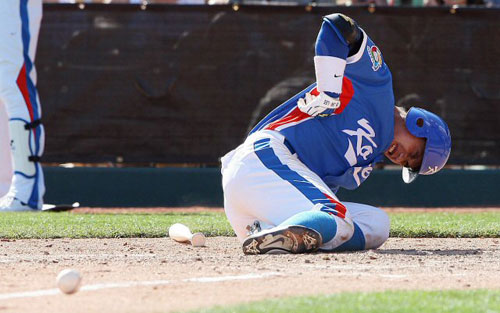 13일(한국시간) 미국 애리조나주 글렌데이 카멜백 랜치 스타디움에서 열린 WBC 대표팀과 메이저리그 LA 다저스의 연습경기 6회초 1사 주자1루 상황에서 이종욱이 에르테스의 투구에 몸을 맞고 쓰러지고 있다. 