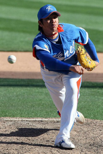  13일(한국시간) 미국 애리조나주 글렌데이 카멜백 랜치 스타디움에서 열린 WBC 대표팀과 메이저리그 LA 다저스 연습경기에서 마무리로 마운드에 오른 임창용이 역투를 하고 있다. 