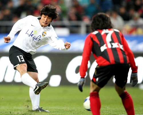 14일 오후 서울 상암동 월드컵경기장에서 열린 2009 K-리그 FC 서울과 강원 FC 경기에서 강원 윤준하가 슛을 시도하고 있다. 