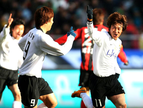 14일 오후 서울 상암동 월드컵경기장에서 열린 2009 K-리그 FC 서울과 강원 FC 경기에서 강원 김진일이 첫 골을 넣은 뒤 환호하고 있다. 