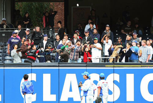 15일(한국시간) 미국 캘리포니아주 샌디에이고 펫코파크에서 열린 대한민국 야구 대표팀 훈련 중 관중들이 파울볼을 잡으려 하고 있다. 