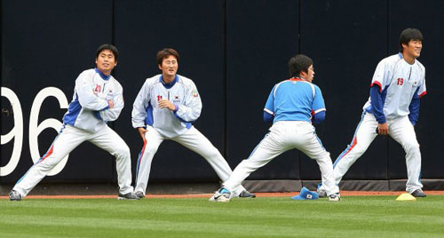 15일(한국시간) 미국 캘리포니아주 샌디에이고 펫코파크에서 열린 대한민국 야구 대표팀 훈련 중 선수들이 몸을 풀고 있다. 