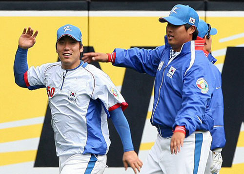 15일(한국시간) 미국 캘리포니아주 샌디에이고 펫코파크에서 김현수(왼쪽) 등 대한민국 야구 대표팀 선수들이 몸을 풀고 있다. 