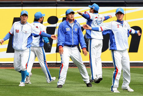15일(한국시간) 미국 캘리포니아주 샌디에이고 펫코파크에서 대한민국 야구 대표팀 선수들이 몸을 풀고 있다. 