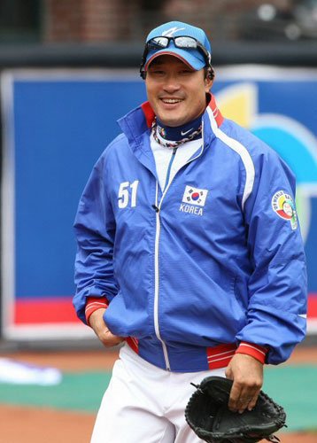 15일(한국시간) 미국 캘리포니아주 샌디에이고 펫코파크에서 대한민국 야구 대표팀 투수 봉중근이 밝은 표정으로 훈련을 하고 있다. 