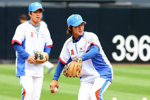 15일(한국시간) 미국 캘리포니아주 샌디에이고 펫코파크에서 대한민국 야구 대표팀 내야수 박기혁(오른쪽)이 수비 훈련을 하고 있다. 