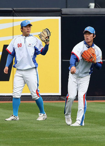 15일(한국시간) 미국 캘리포니아주 샌디에이고 펫코파크에서 대한민국 야구 대표팀 김현수와 고영민(오른쪽)이 훈련을 하고 있다. 
