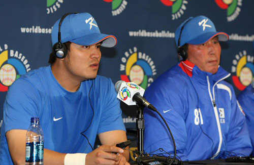 15일(한국시간) 미국 캘리포니아주 샌디에이고 펫코파크에서 대한민국 야구 대표팀 추신수(왼쪽)가 훈련을 마친 후 기자회견을 하고 있다. 