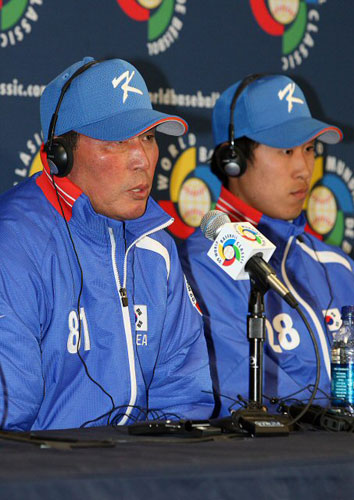 15일(한국시간) 미국 캘리포니아주 샌디에이고 펫코파크에서 대한민국 야구 대표팀 김인식 감독(왼쪽)이 기자회견을 하고 있다. 