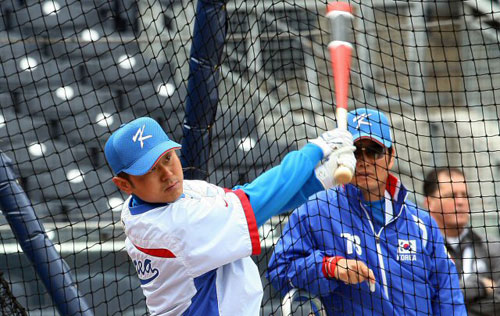 15일(한국시간) 미국 캘리포니아주 샌디에이고 펫코파크에서 대한민국 야구 대표팀 포수 박경완이 타격 훈련을 하고 있다. 