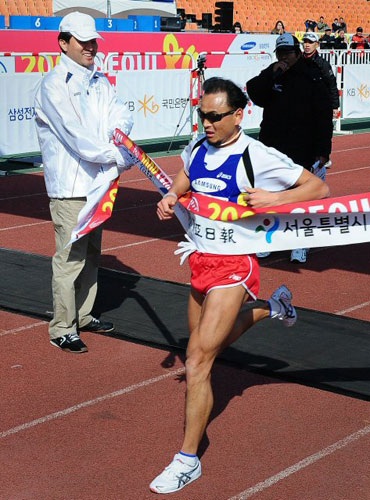  15일 서울 시내 일원에서 열린 2009 서울국제마라톤대회에서 완주한 이봉주가 14위로 결승선을 통과하고 있다. 사실상 은퇴 경기에 나선 이봉주는 2시간 16분 46초의 기록으로 개인 통산 40번째 풀코스 완주에 성공했다. 
