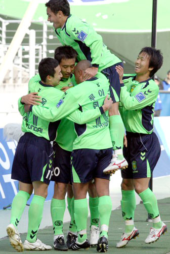 15일 전주월드컵경기장에서 열린 프로축구 전북 현대와 대구 FC의 경기에서 전북 이동국(왼쪽 두번째)이 첫 골을 넣은 뒤 동료들의 축하를 받고 있다. 