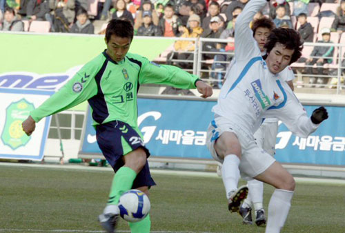 15일 전주월드컵경기장에서 열린 프로축구 전북 현대와 대구 FC의 경기에서 전북 이동국이 두번째 골을 넣고 있다. 