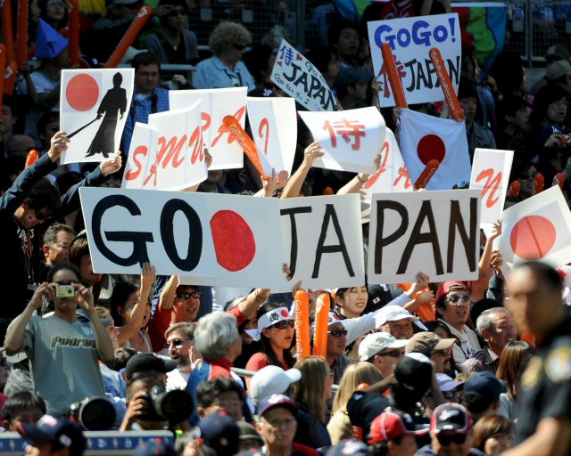 16일(한국시간) 미국 캘리포니아주 샌디에이고 펫코파크에서 열린 제2회 월드베이스볼클래식(WBC) 2라운드 쿠바와 일본의 경기에서 일본팬들이 응원을 하고 있다. 