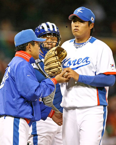 16일 오후(한국시간) 미국 샌디에이고 펫코파크에서 열린 '2009 월드베이스볼클래식' 2라운드 한국과 멕시코의 경기에서 3회초 멕시코 공격에서 선발 류현진이 마운드에서 물러나고 있다. 