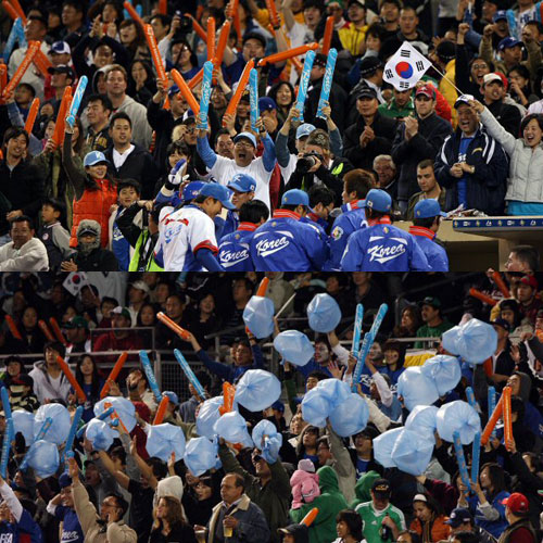 16일 오후(한국시간) 미국 샌디에이고 펫코파크에서 열린 '2009 월드베이스볼클래식' 2라운드 한국과 멕시코의 경기에서  한국 응원단이 비닐봉지를 이용해 응원을 하고 있다. 