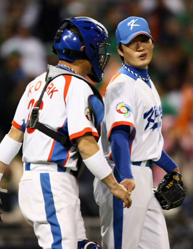 16일(한국시간) 미국 샌디에이고 펫코파크에서 열린 2009 월드베이스볼클래식(WBC) 2라운드 대한민국-멕시코 경기에서 한국 마무리 투수로 등판한 오승환(오른쪽)이 경기를 마친 뒤 포수 박경완과 이야기를 나누고 있다. 