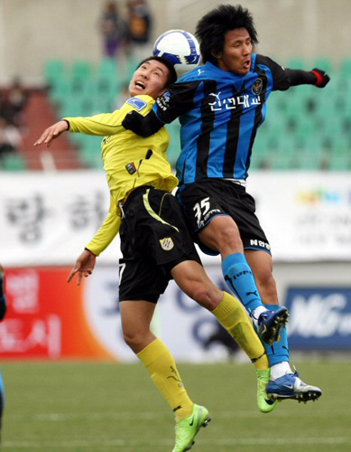   21일 전남 광양전용구장에서 벌어진 전남 드래곤즈와 인천 유나이티드와의 경기에서 전남 유지노(왼쪽)와 인천 박창헌이 공중볼을 다투고 있다. 