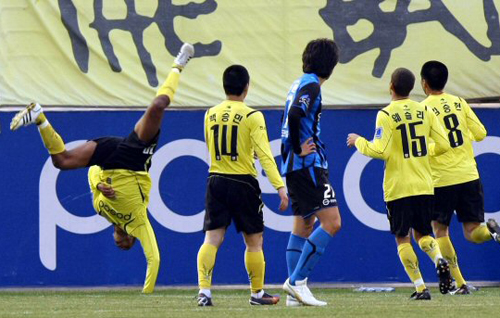   21일 전남 광양전용구장에서 벌어진 전남 드래곤즈와 인천 유나이티드와의 경기에서 전남 슈바가 선취골을 넣고 골 세리머니를 하고 있다. 