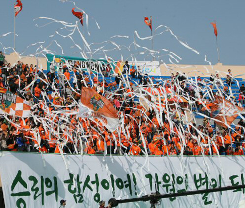   21일 강릉종합경기장에서 열린 k리그 강원FC와 부산 아이파크와의 경기에서 강원도민들이 휴지를 던지며 축구를 즐기고 있다. 