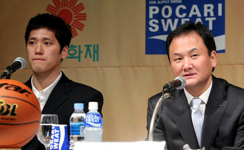2008-2009 동부프로미 프로농구 플레이오프 미디어데이가 열린 25일 서울 중구 프라자호텔에서 정규리그 1위를 차지한 울산모비스의 유재학 감독이 각오를 말하고 있다. 